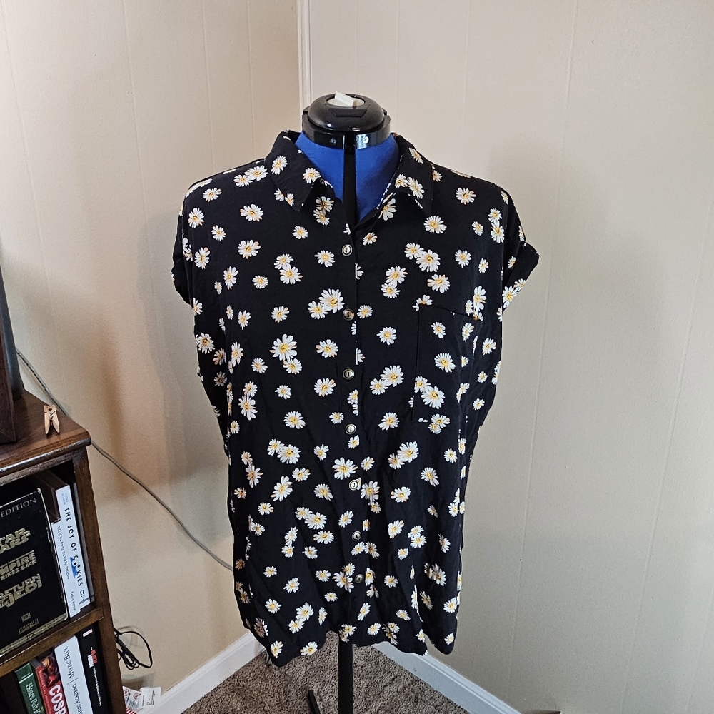 No Boundaries Black Floral Daisy Button Up Blouse